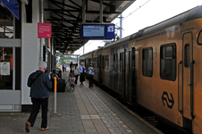 816718 Gezicht op het perron van het N.S.-station Bilthoven te Bilthoven (gemeente De Bilt), met de stoptrein naar ...